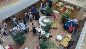 Les stands des partenaires dans l'atrium