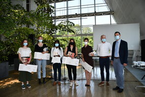 Cinq des six lauréates des prix du concours Louise-Weiss, en compagnie de Michel Deneken et Mathieu Schneider : Nicole Berns, Elena Richardot, Auriane Boko, Marguerite Jamet et Catherine Macchi (absente : Mathilde Obergfell) ©ActuUnistra