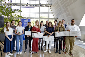 L’ensemble des finalistes présents à la cérémonie avec Jean-Michel Maulpoix (6e en partant de la droite) et Mathieu Schneider (3e en partant de la droite)©Catherine Schroder/Unistra