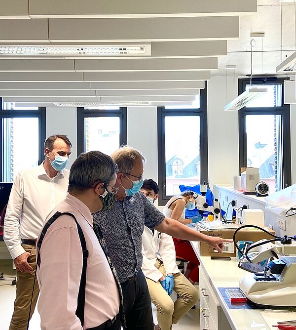 CRBS Visite d'un laboratoire U1118 Visite d'un laboratoire - Yves Larmet présente le laboratoire à Alexis Warret et Rémi Barillon. Second plan : Simon Guillot ©NChristophe